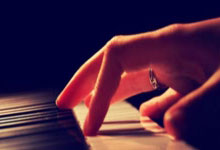 蜂鸟电竞：铁人也遭不住了？巴尔韦德比赛期间被拍到疑似不适，咬牙坚持.